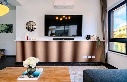 City Centre Apartamento | Chic City Center Stay With Stunning View