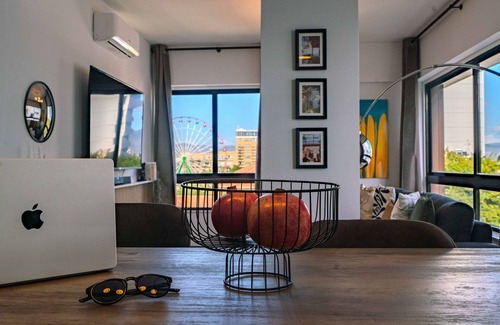 City Centre Apartamento | Chic City Center Stay With Stunning View
