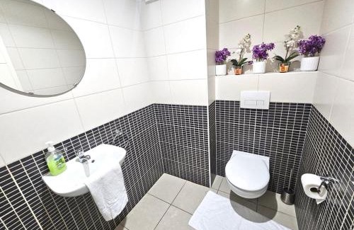 Gare Apartamento | Chic City Retreat 2BR near Station with parking-2a