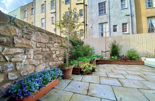 Cotham Casa | Chic Clifton Home – inviting décor & outdoor space