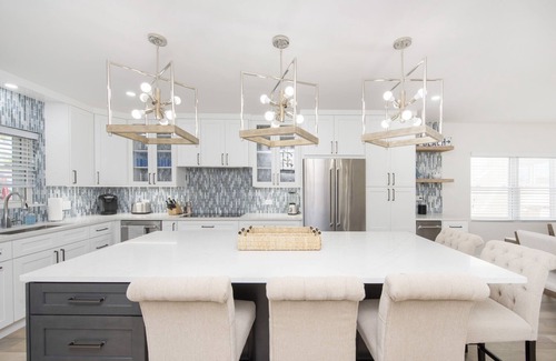 Savannah Condominio | Chic Coastal Contemporary Condo Situated on Secluded Powder Sand Spotts Beach