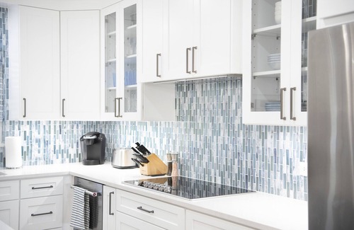 Savannah Condominio | Chic Coastal Contemporary Condo Situated on Secluded Powder Sand Spotts Beach