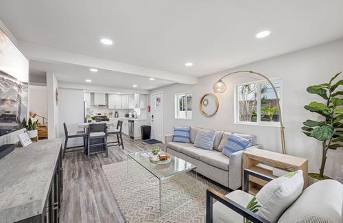 Solana Beach Condominio | Chic Coastal Home w/ Yard in Prime Location – Walk to Beach, Shops. Pet-Friendly
