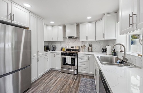 Solana Beach Condominio | Chic Coastal Home w/ Yard in Prime Location – Walk to Beach, Shops. Pet-Friendly