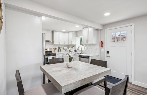 Solana Beach Condominio | Chic Coastal Home w/ Yard in Prime Location – Walk to Beach, Shops. Pet-Friendly