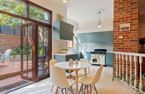 Balmain East Casa | Chic Coastal Living in Balmain East with Parking