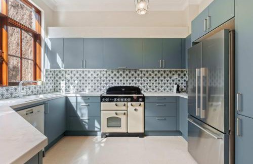 Balmain East Casa | Chic Coastal Living in Balmain East with Parking