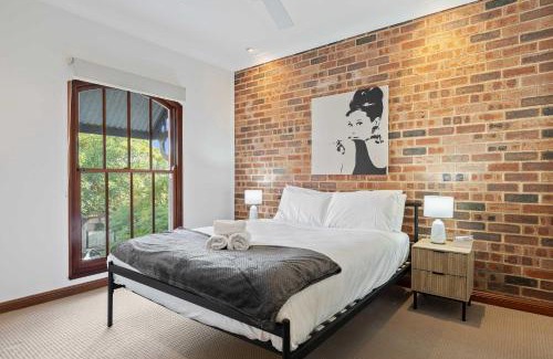 Balmain East Casa | Chic Coastal Living in Balmain East with Parking