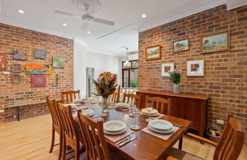 Balmain East Casa | Chic Coastal Living in Balmain East with Parking