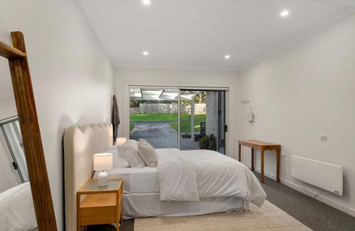 Cowes Casa | Chic Coastal Retreat 3 Bdr Close to Beach