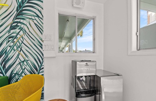 North Myrtle Beach Apartamento | Chic Coastal Studio| 2 Beds | Steps From The Beach