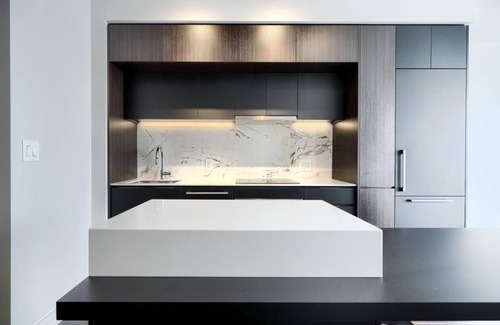 Downtown Montreal Condominio | Chic Condo w/ Skybridge to Bell Centre & Underground City Access