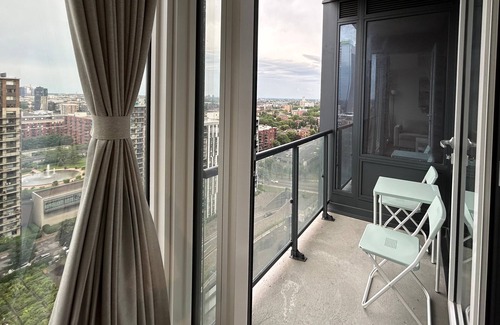 Downtown Montreal Condominio | Chic Condo w/ Skybridge to Bell Centre & Underground City Access