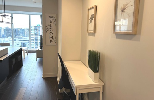 Downtown Montreal Condominio | Chic Condo w/ Skybridge to Bell Centre & Underground City Access