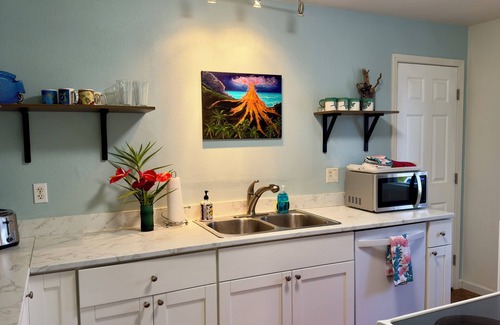 Royal Hawaiian Estates Casa | Chic cottage in Rainforest 5 Min. to Volcanoes Park-clean, cozy, comfort -2 Bdrm
