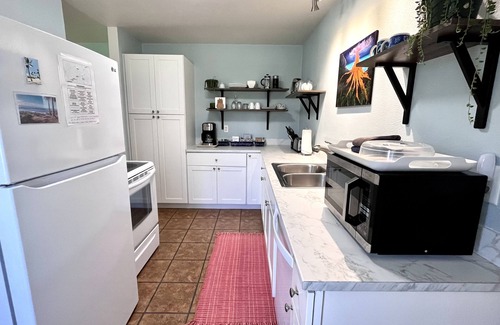 Royal Hawaiian Estates Casa | Chic cottage in Rainforest 5 Min. to Volcanoes Park-clean, cozy, comfort -2 Bdrm