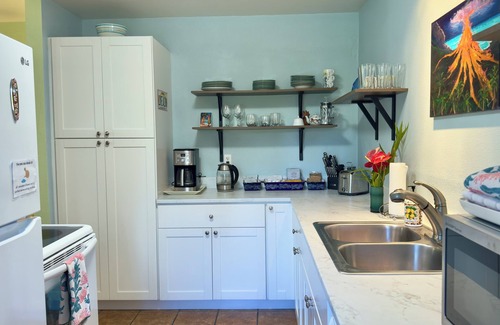 Royal Hawaiian Estates Casa | Chic cottage in Rainforest 5 Min. to Volcanoes Park-clean, cozy, comfort -2 Bdrm