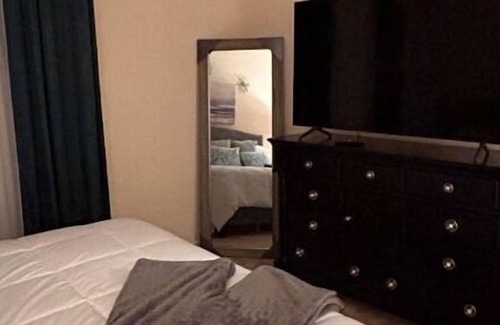 Northwest Condominio | Chic Cozy Condo-Mins from the airport, hospitals, shopping, beach, and more...