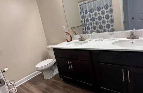 Northwest Condominio | Chic Cozy Condo-Mins from the airport, hospitals, shopping, beach, and more...