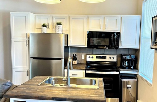 Oswego Apartamento | Chic & Cozy Downtown Apartment, Walk to Downtown, Restaurants, the Lake