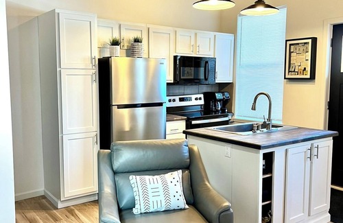 Oswego Apartamento | Chic & Cozy Downtown Apartment, Walk to Downtown, Restaurants, the Lake
