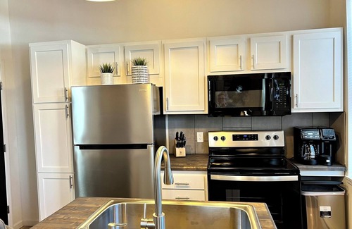 Oswego Apartamento | Chic & Cozy Downtown Apartment, Walk to Downtown, Restaurants, the Lake
