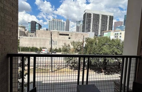 Central Business District Apartamento | Chic & Cozy Downtown Getaway in Houston