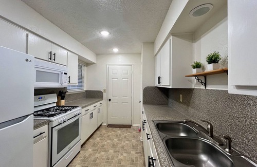Brushy Creek Casa | Chic &Cozy House, Outdoor Patio with golf put, king & queen beds & travel crib