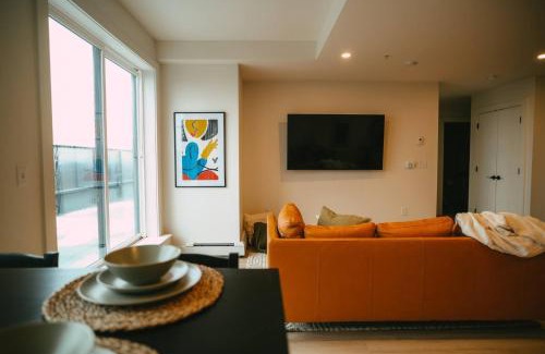 North End Apartamento | Chic Cozy Retreat - 2BR - Stunning North End Views