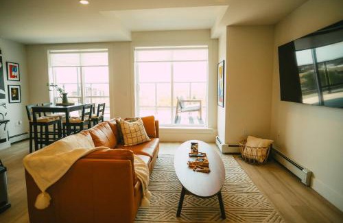 North End Apartamento | Chic Cozy Retreat - 2BR - Stunning North End Views