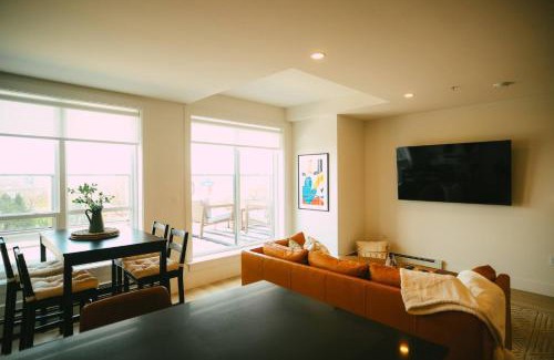 North End Apartamento | Chic Cozy Retreat - 2BR - Stunning North End Views