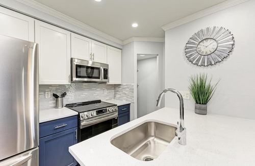 Hyde Park Condominio | Chic & Cozy Updated Unit in Hyde Park!