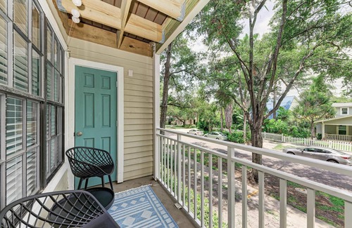 Hyde Park Condominio | Chic & Cozy Updated Unit in Hyde Park!