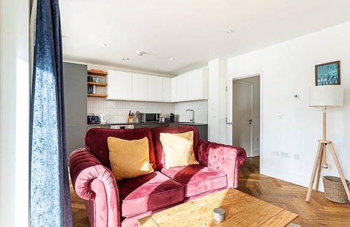 South Norwood Apartamento | Chic Crystal Palace Flat with Balcony & Workspace