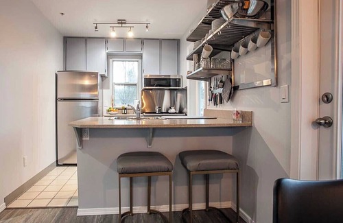 Hood River Condominio | Chic Design - 1 Bedroom, Pull out sofa, 2 Bathrooms - Walking Distance to Downtown Hood River