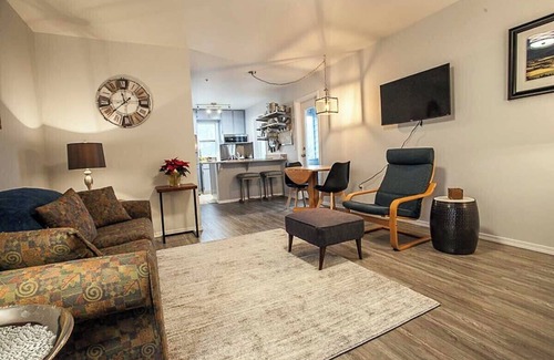 Hood River Condominio | Chic Design - 1 Bedroom, Pull out sofa, 2 Bathrooms - Walking Distance to Downtown Hood River