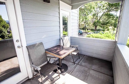Hood River Condominio | Chic Design - 1 Bedroom, Pull out sofa, 2 Bathrooms - Walking Distance to Downtown Hood River