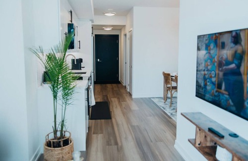 Kitchener Apartamento | Chic Downtown Condo Retreat