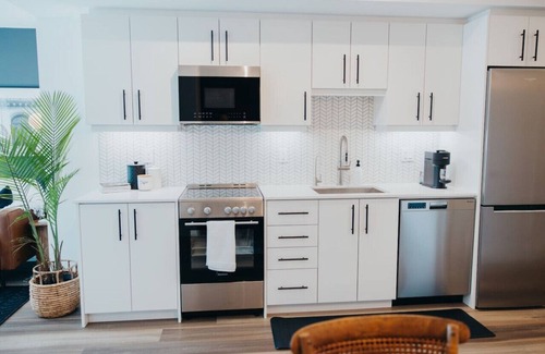 Kitchener Apartamento | Chic Downtown Condo Retreat