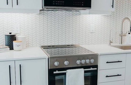 Kitchener Apartamento | Chic Downtown Condo Retreat