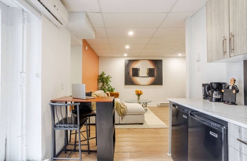 Downtown Montreal Apartamento | Chic DT MTL Condo w/ Rooftop, BBQ & Jacuzzi
