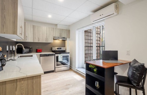 Downtown Montreal Apartamento | Chic DT MTL Condo w/ Rooftop, BBQ & Jacuzzi