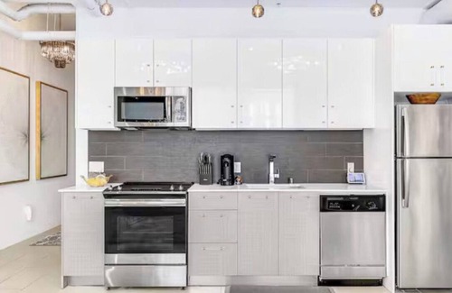 Downtown Los Angeles Apartamento | Chic DTLA 1-bedroom sleeps 4 with Rooftop Pool and Free Parking