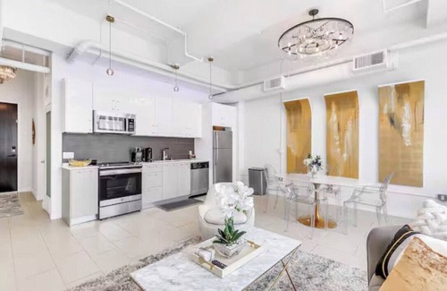 Downtown Los Angeles Apartamento | Chic DTLA 1-bedroom sleeps 4 with Rooftop Pool and Free Parking