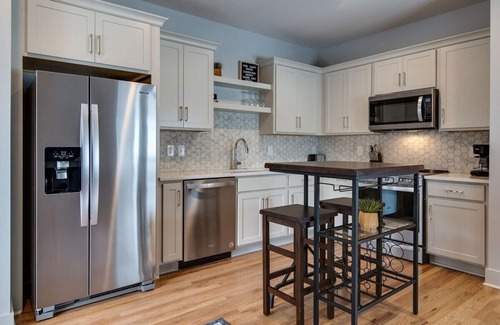 Greenwood Casa | Chic East Nashville Townhouse Retreat