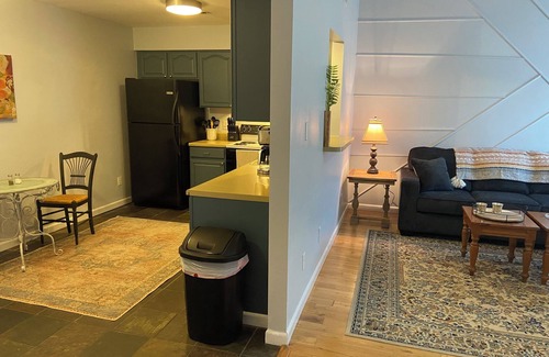 Powell Apartamento | Chic en suite 2 bedroom corporate apartment in N. Knox/Powell with WiFi, AC