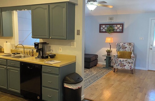 Powell Apartamento | Chic en suite 2 bedroom corporate apartment in N. Knox/Powell with WiFi, AC