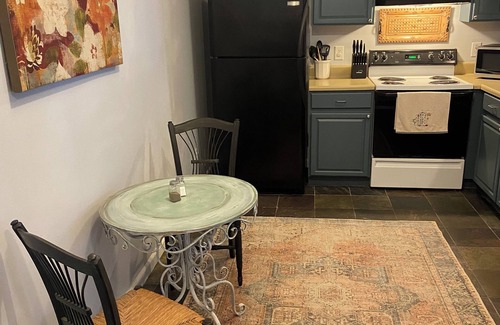 Powell Apartamento | Chic en suite 2 bedroom corporate apartment in N. Knox/Powell with WiFi, AC