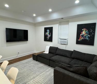 Grand Boulevard Apartamento | Chic Euro City Getaway- Close to Downtown