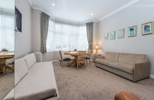 Brondesbury Park Casa | Chic Flat-sleeps up to 6 !-12 minutes(tube)to Oxford Street.,parking on street